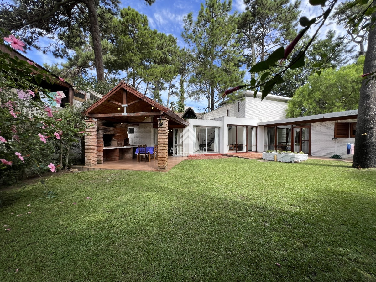 Casa ID.3359 - Alquiler temporal casa 3 dormitorios  Lugano - Punta del Este