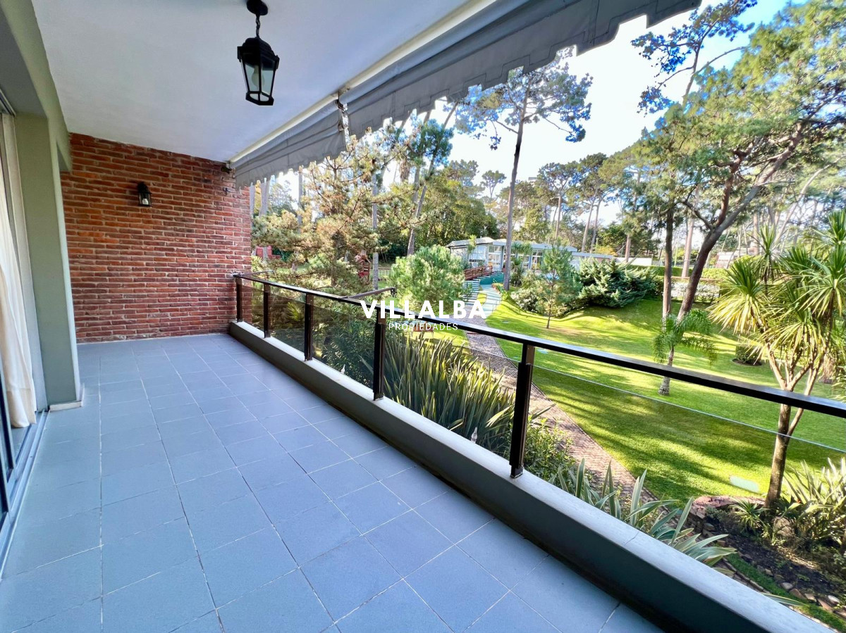 Apartamento ID.3502 - En venta, playa mansa, zona parada 16, de 3 dormitorios, con parrillero.