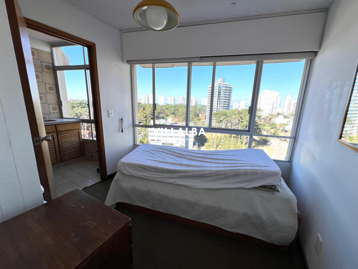 Apartamento ID.3630 - apartamento en venta zona shopping punta, 2 dormitorios y dependencia