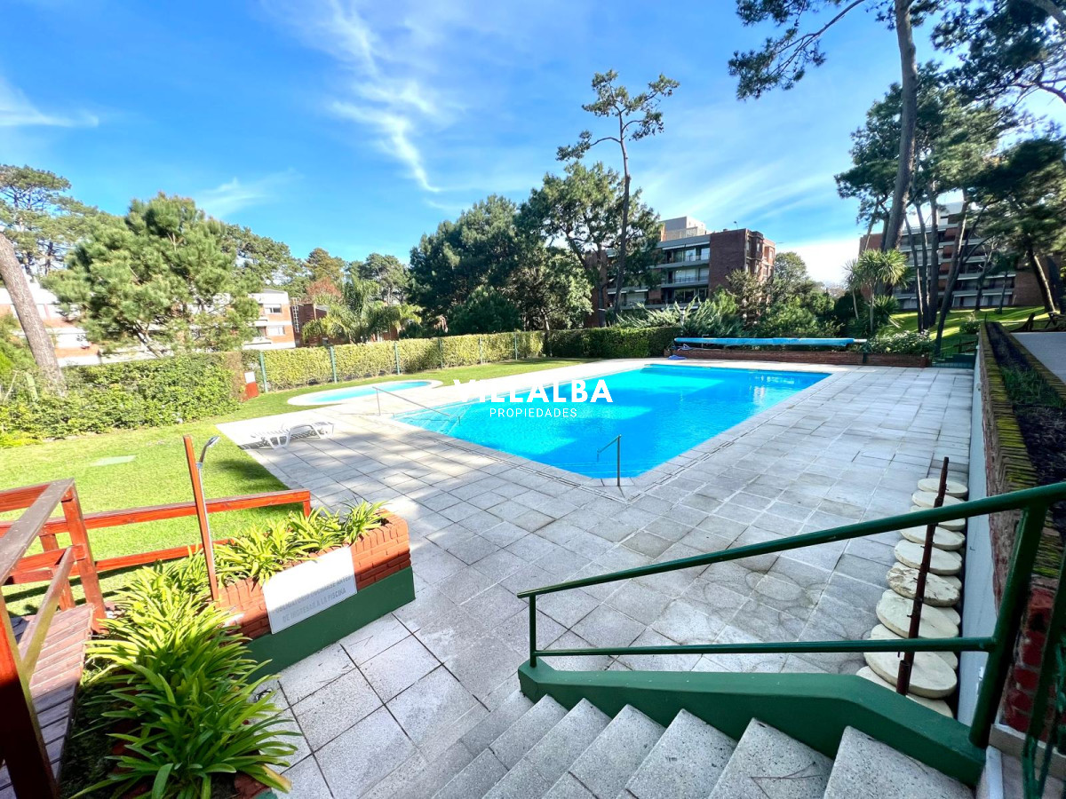 Apartamento ID.3502 - En venta, playa mansa, zona parada 16, de 3 dormitorios, con parrillero.