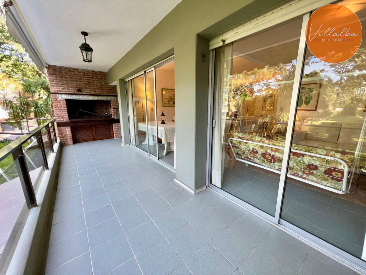Apartamento ID.3502 - En venta, playa mansa, zona parada 16, de 3 dormitorios, con parrillero.