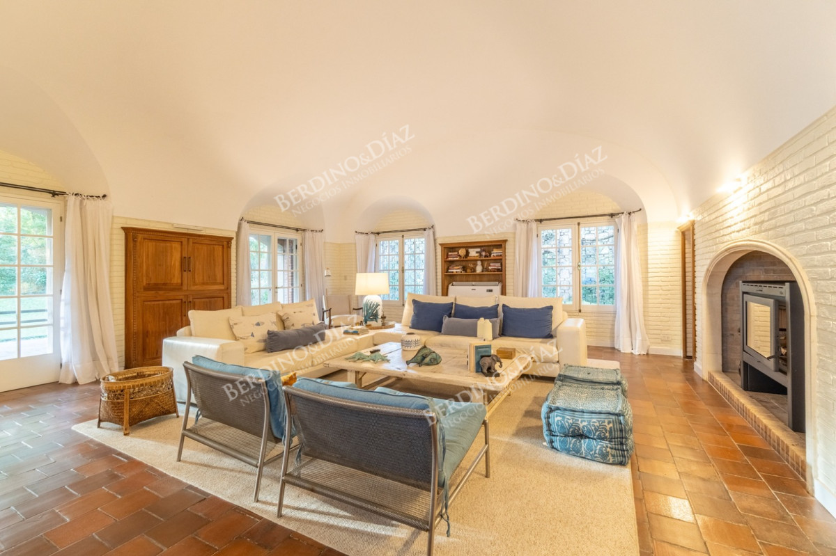 Casa ID.3142 - ESPECTACULAR CASA EN ZONA SHOPPING 