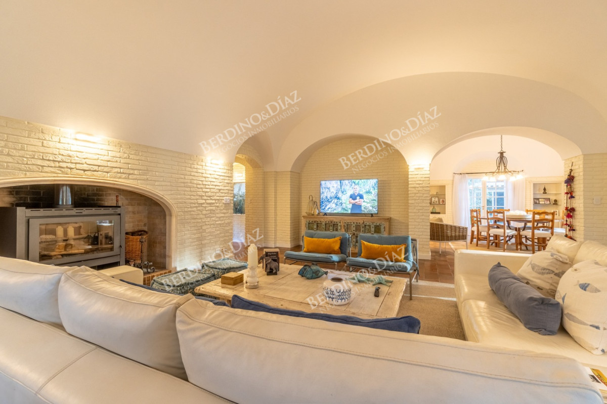 Casa ID.3142 - ESPECTACULAR CASA EN ZONA SHOPPING 