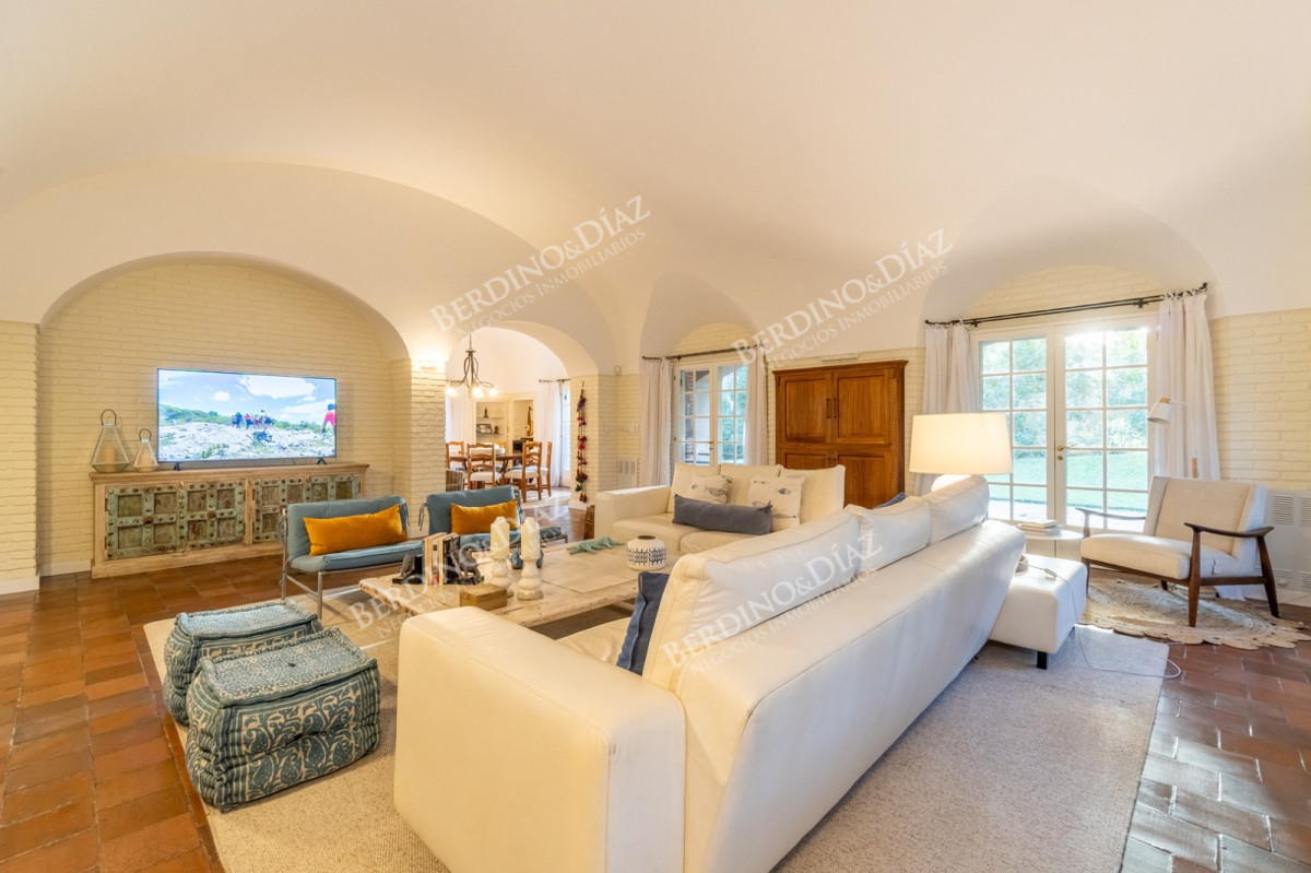 Casa ID.3142 - ESPECTACULAR CASA EN ZONA SHOPPING 