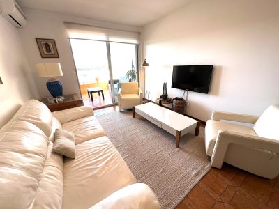 apartamento en venta zona shopping punta, 2 dormitorios y dependencia