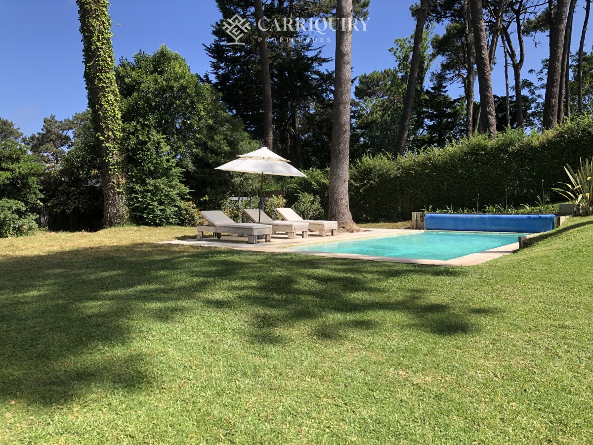 Casa ID.5834/Casa,-3-dorm,-punta-del-este,-jardines-de-cordoba,-alquiler-y-venta - lugano amplio jardin con piscina