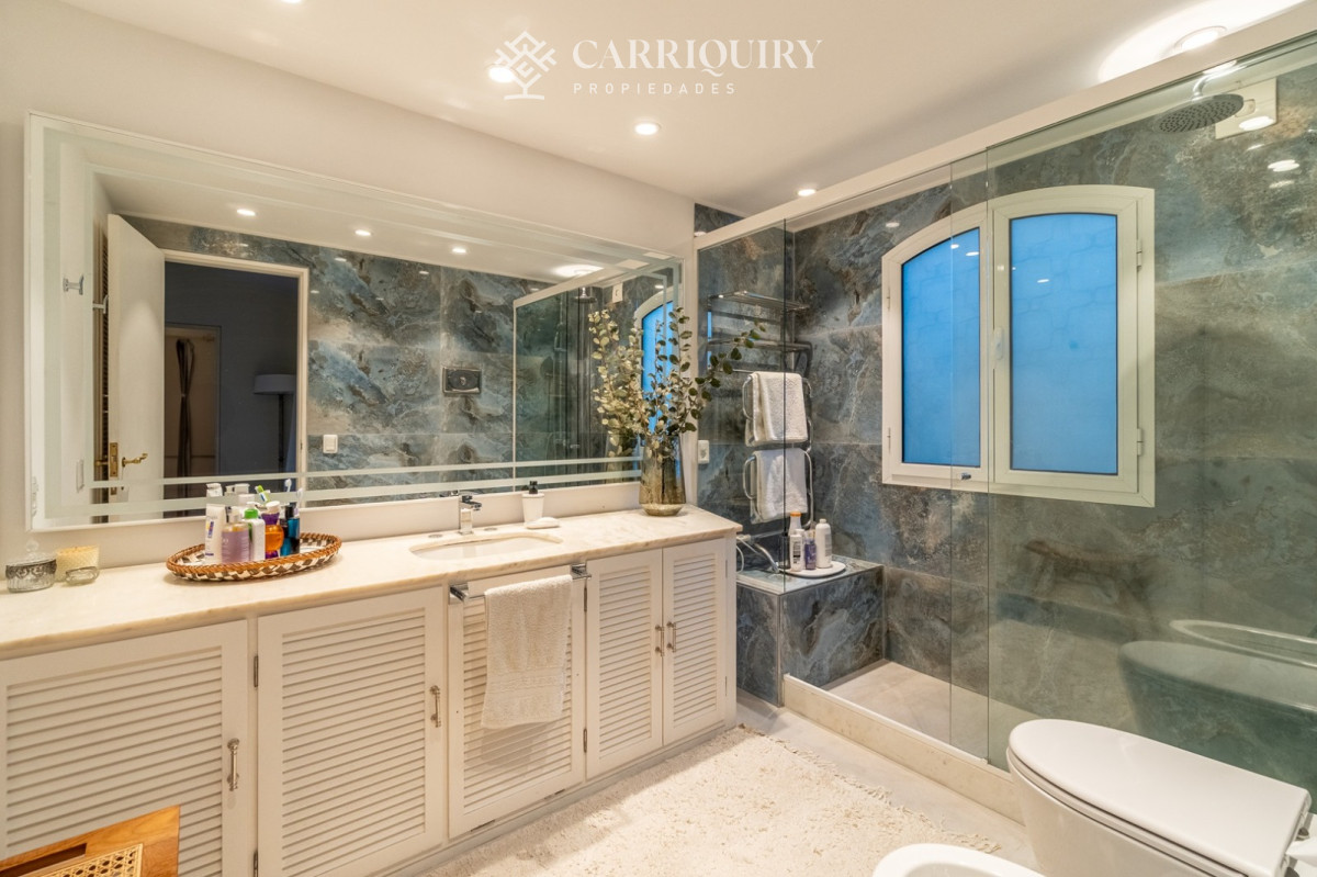 Casa ID.10282/Venta - ESPECTACULAR CASA EN ZONA SHOPPING 