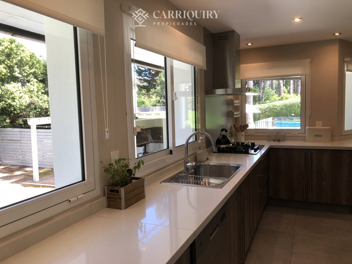 Casa ID.5834/Casa,-3-dorm,-punta-del-este,-jardines-de-cordoba,-alquiler-y-venta - lugano amplio jardin con piscina