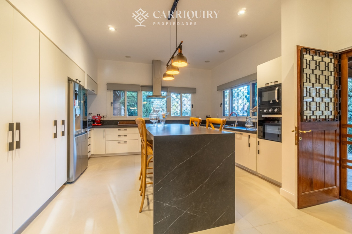 Casa ID.10282/Venta - ESPECTACULAR CASA EN ZONA SHOPPING 