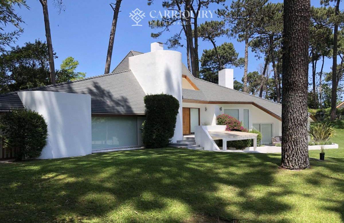 Casa ID.5834/Casa,-3-dorm,-punta-del-este,-jardines-de-cordoba,-alquiler-y-venta - lugano amplio jardin con piscina