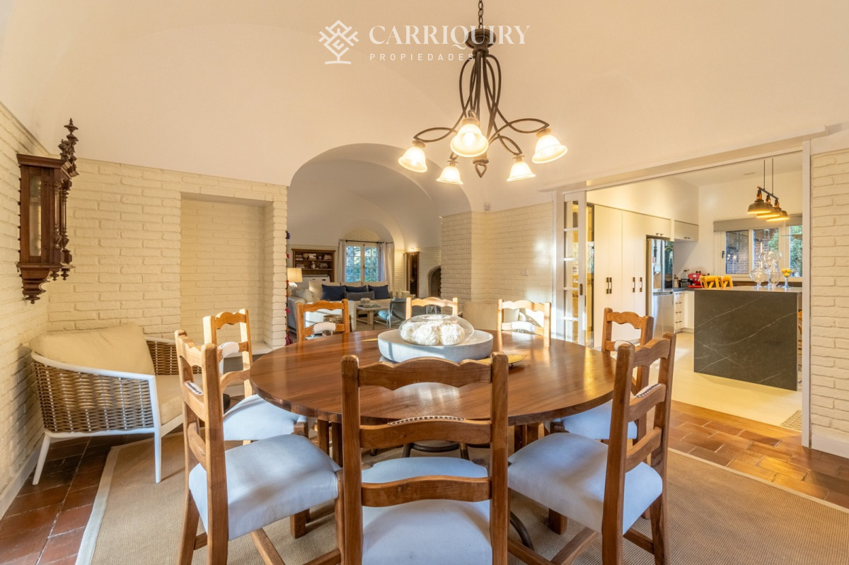 Casa ID.10282/Venta - ESPECTACULAR CASA EN ZONA SHOPPING 
