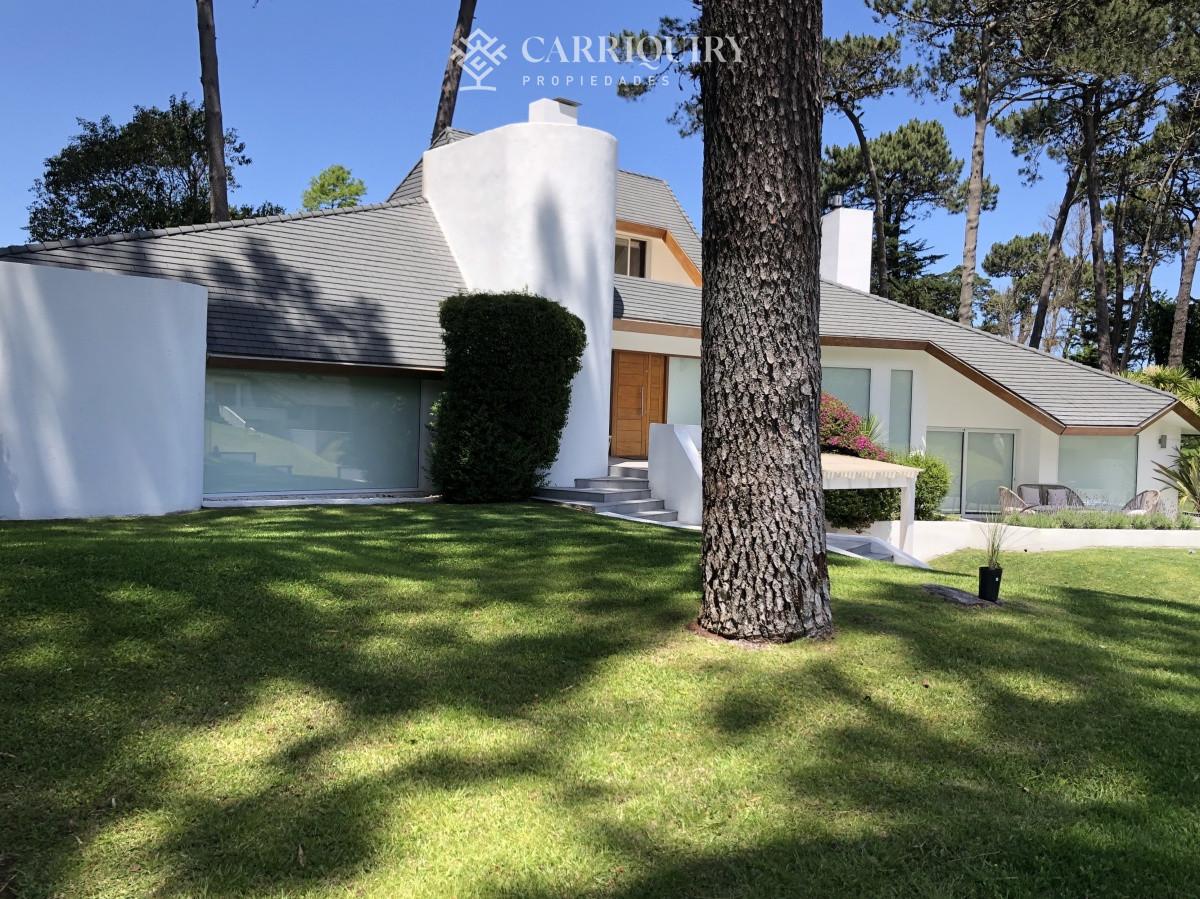 Casa ID.5834/Casa,-3-dorm,-punta-del-este,-jardines-de-cordoba,-alquiler-y-venta - lugano amplio jardin con piscina
