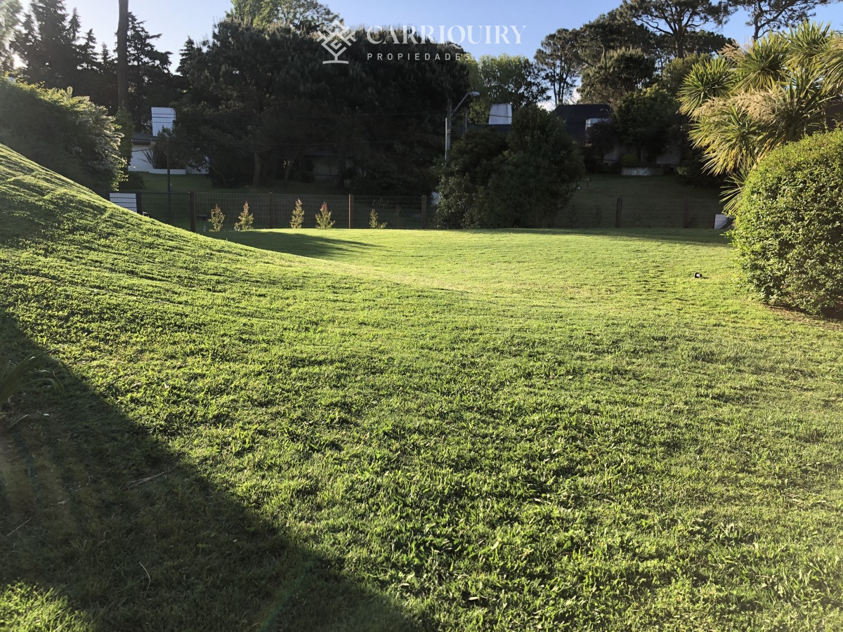 Casa ID.5834/Casa,-3-dorm,-punta-del-este,-jardines-de-cordoba,-alquiler-y-venta - lugano amplio jardin con piscina