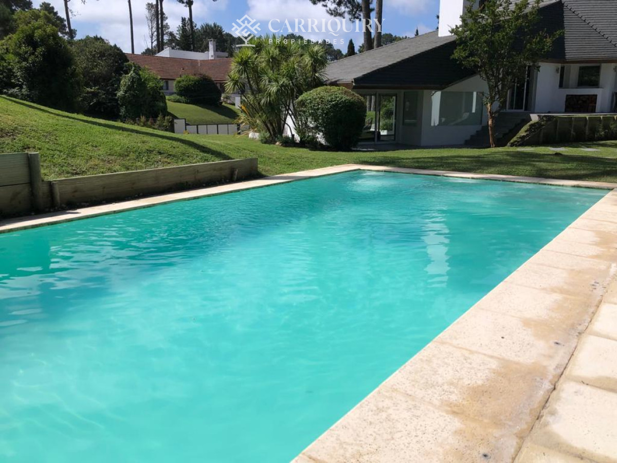 Casa ID.5834/Casa,-3-dorm,-punta-del-este,-jardines-de-cordoba,-alquiler-y-venta - lugano amplio jardin con piscina
