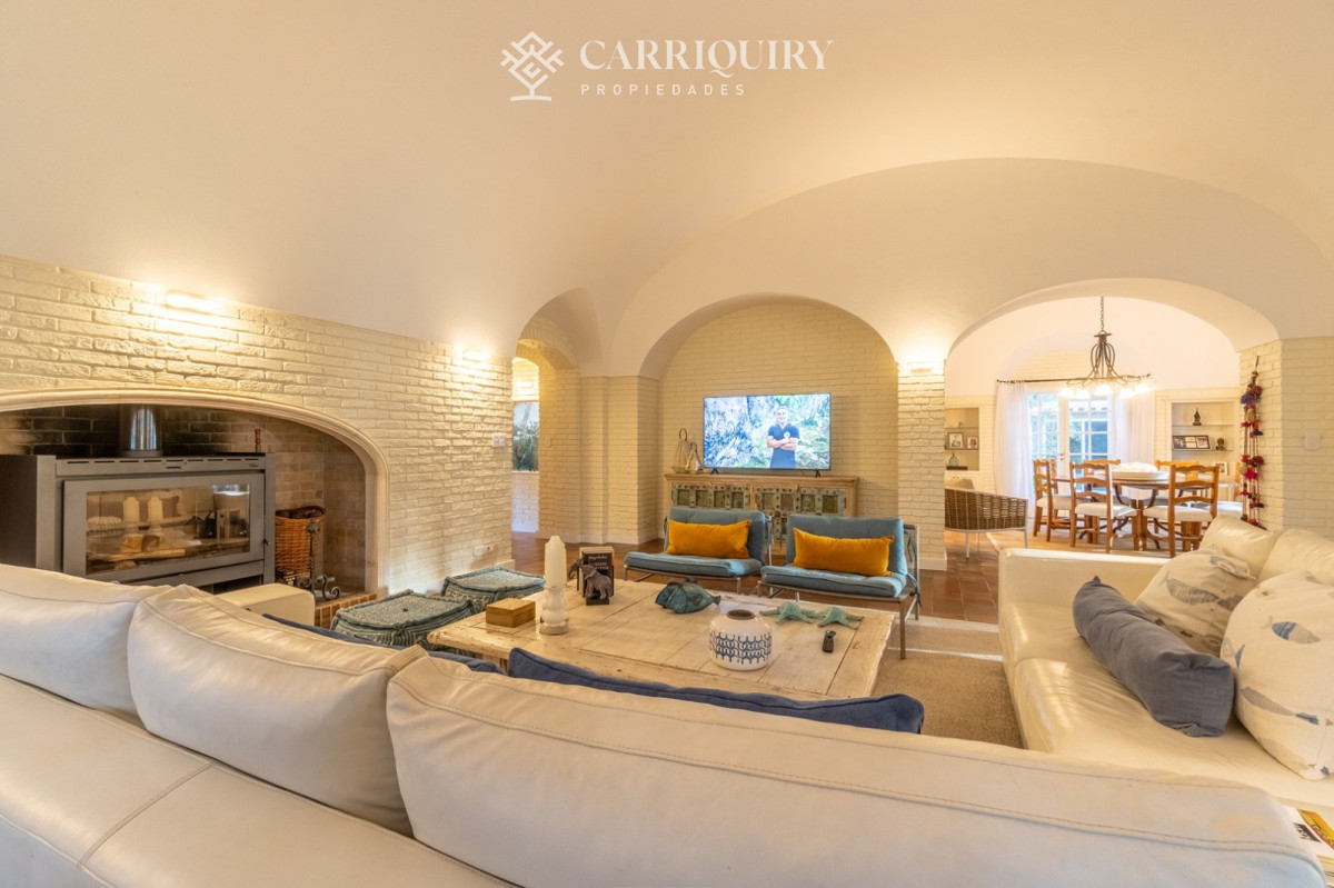 Casa ID.10282/Venta - ESPECTACULAR CASA EN ZONA SHOPPING 