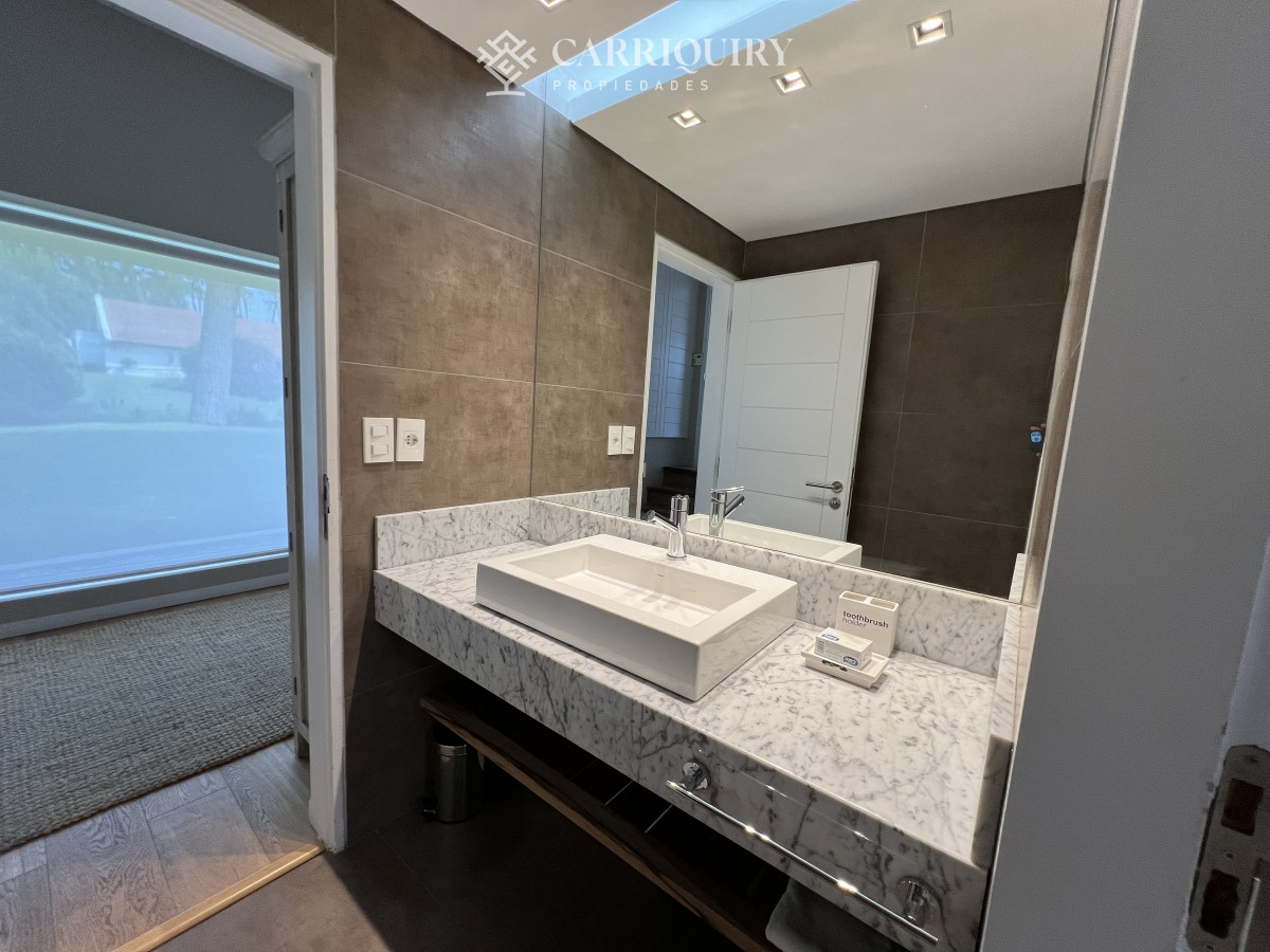 Casa ID.5834/Casa,-3-dorm,-punta-del-este,-jardines-de-cordoba,-alquiler-y-venta - lugano amplio jardin con piscina
