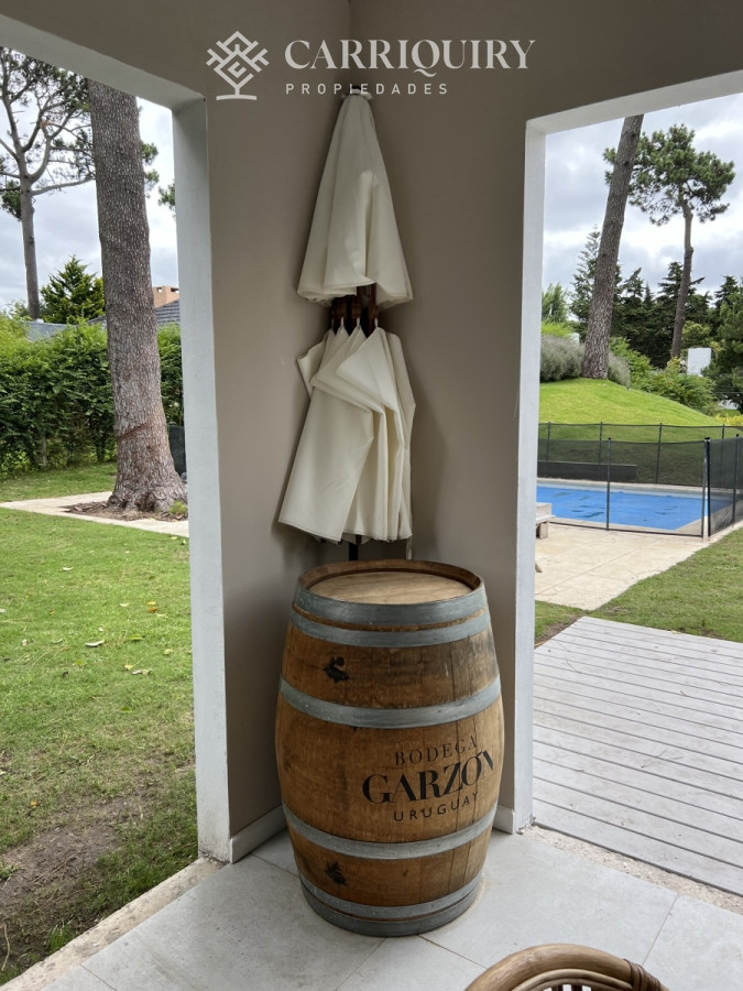 Casa ID.5834/Casa,-3-dorm,-punta-del-este,-jardines-de-cordoba,-alquiler-y-venta - lugano amplio jardin con piscina