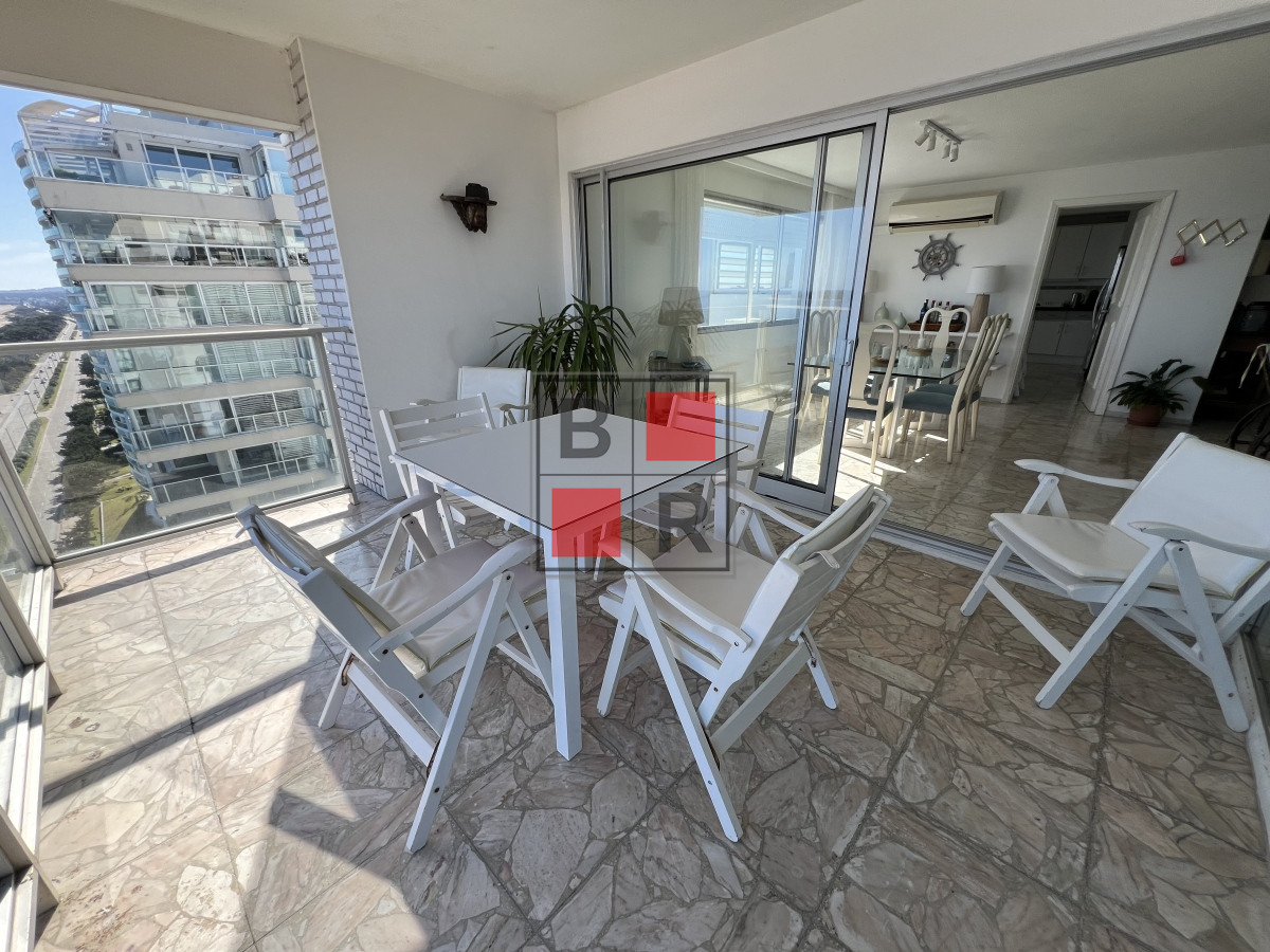 Apartamento ID.1270 - Retasado. Espectacular apartamento en venta en primera linea mansa