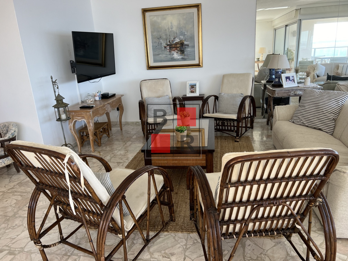 Apartamento ID.1270 - Retasado. Espectacular apartamento en venta en primera linea mansa