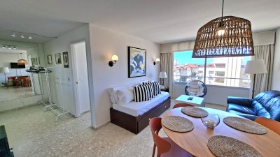 Venta. Península, 1 dormitorio y medio garaje.
