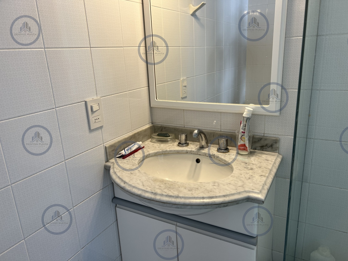 Apartamento ID.1952 - Apartamento de 2 Dormitorios a metros del Mar con Vista, Playa Mansa en Venta