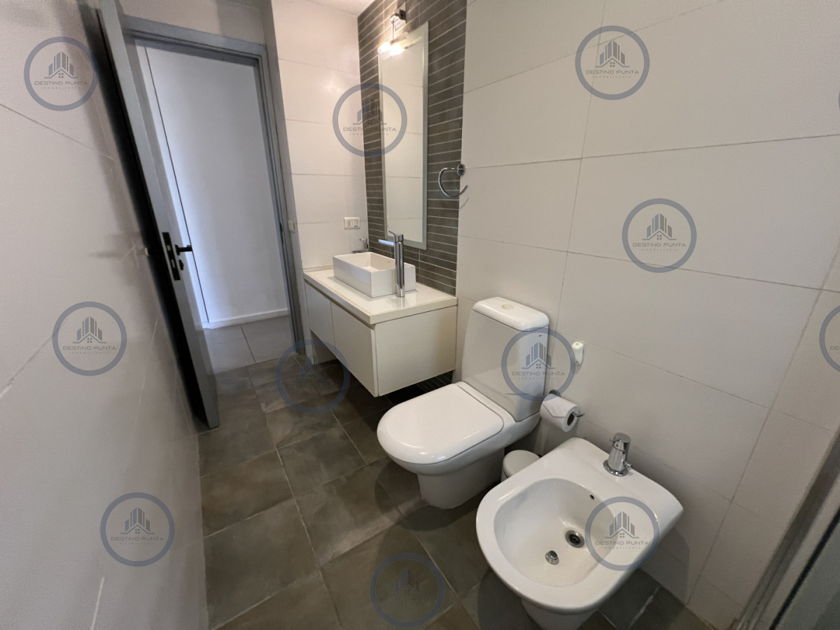 Apartamento ID.3118 - Moderno Apartamento de 2 Dormitorios con Parrillero, a metros del mar. Punta del Este