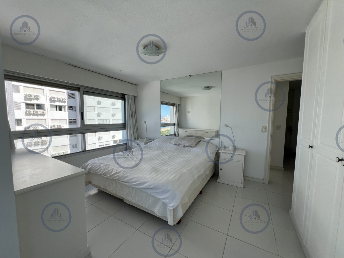 Apartamento ID.1952 - Apartamento de 2 Dormitorios a metros del Mar con Vista, Playa Mansa en Venta