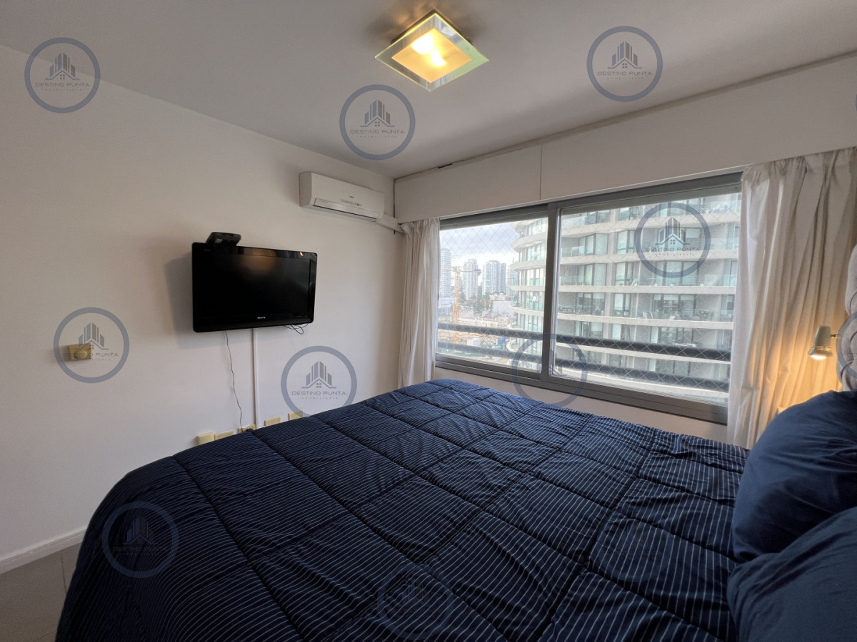 Apartamento ID.3118 - Moderno Apartamento de 2 Dormitorios con Parrillero, a metros del mar. Punta del Este