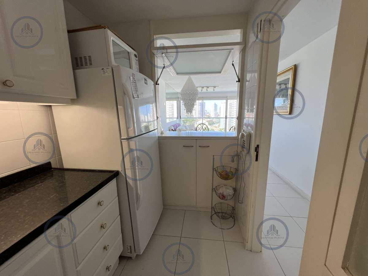 Apartamento ID.1952 - Apartamento de 2 Dormitorios a metros del Mar con Vista, Playa Mansa en Venta