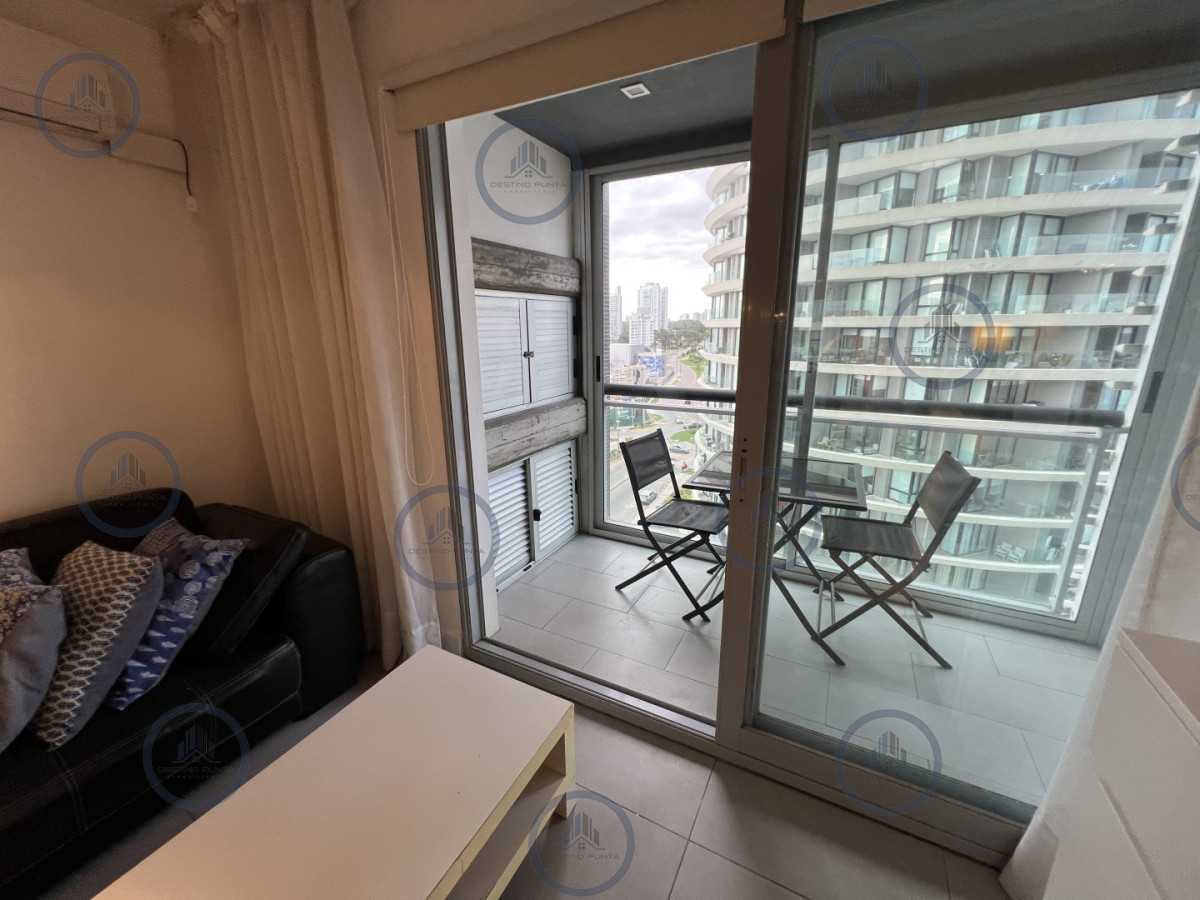Apartamento ID.3118 - Moderno Apartamento de 2 Dormitorios con Parrillero, a metros del mar. Punta del Este