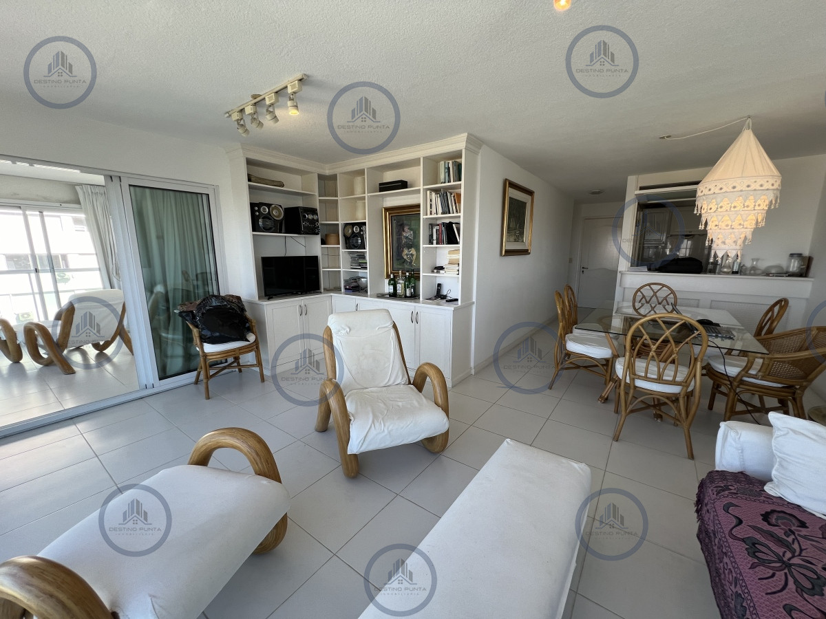 Apartamento ID.1952 - Apartamento de 2 Dormitorios a metros del Mar con Vista, Playa Mansa en Venta