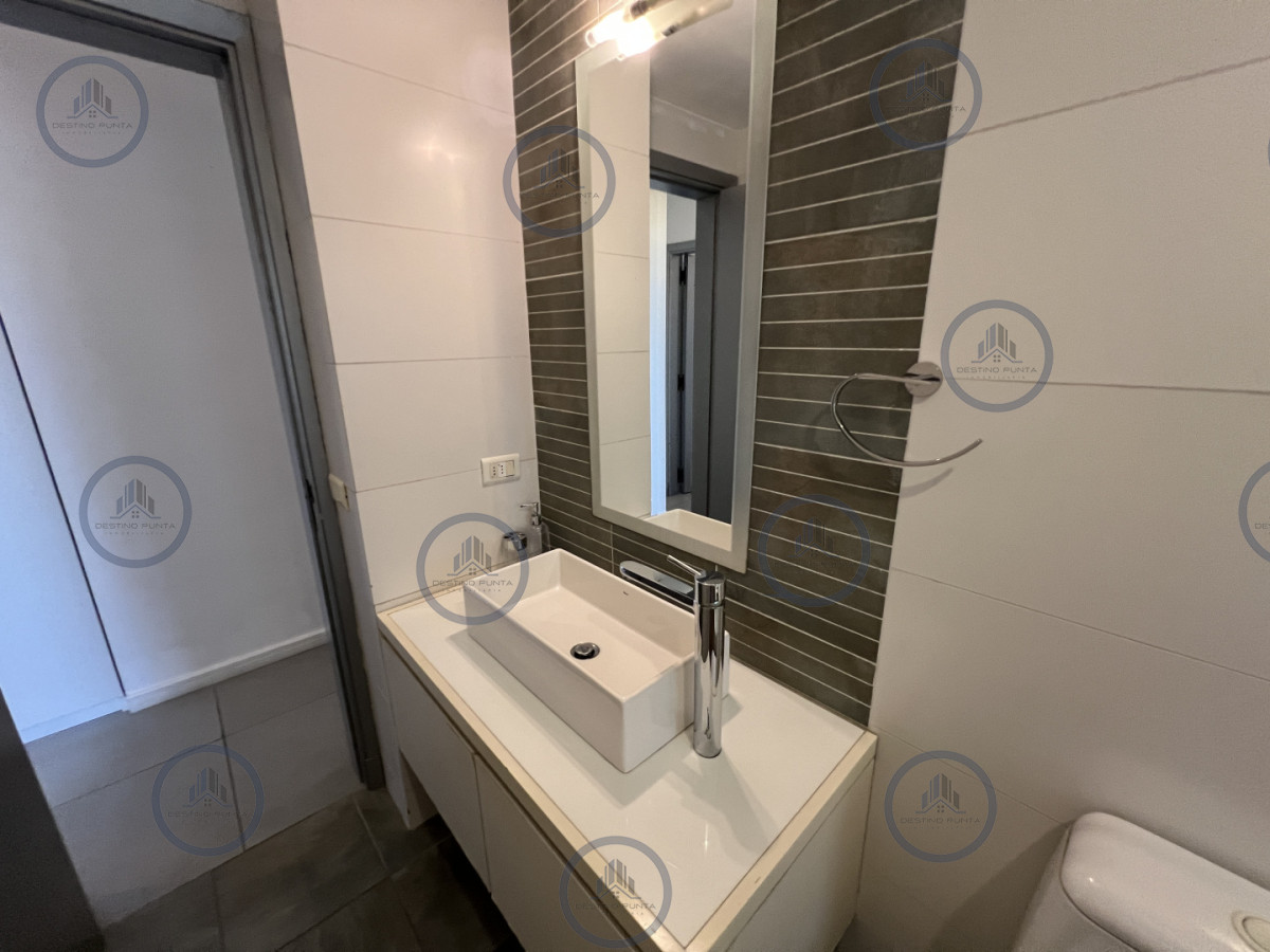 Apartamento ID.3118 - Moderno Apartamento de 2 Dormitorios con Parrillero, a metros del mar. Punta del Este