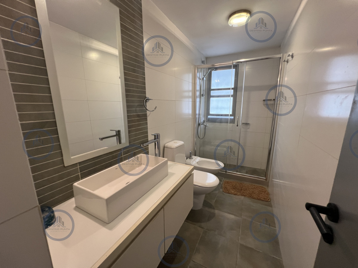 Apartamento ID.3118 - Moderno Apartamento de 2 Dormitorios con Parrillero, a metros del mar. Punta del Este