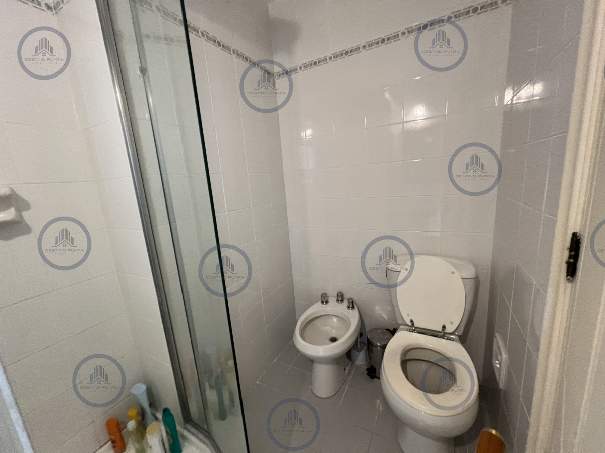 Apartamento ID.1952 - Apartamento de 2 Dormitorios a metros del Mar con Vista, Playa Mansa en Venta