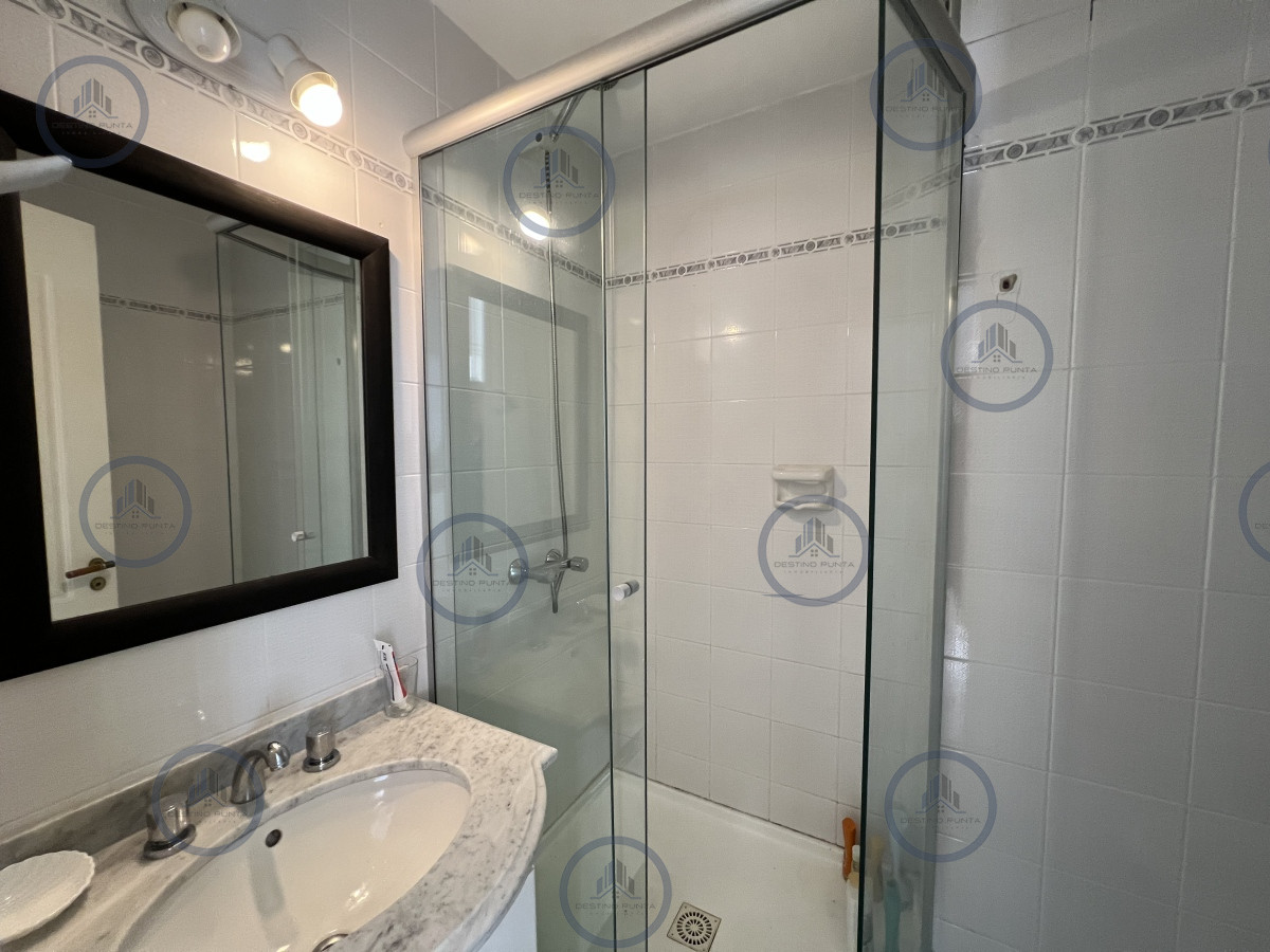 Apartamento ID.1952 - Apartamento de 2 Dormitorios a metros del Mar con Vista, Playa Mansa en Venta
