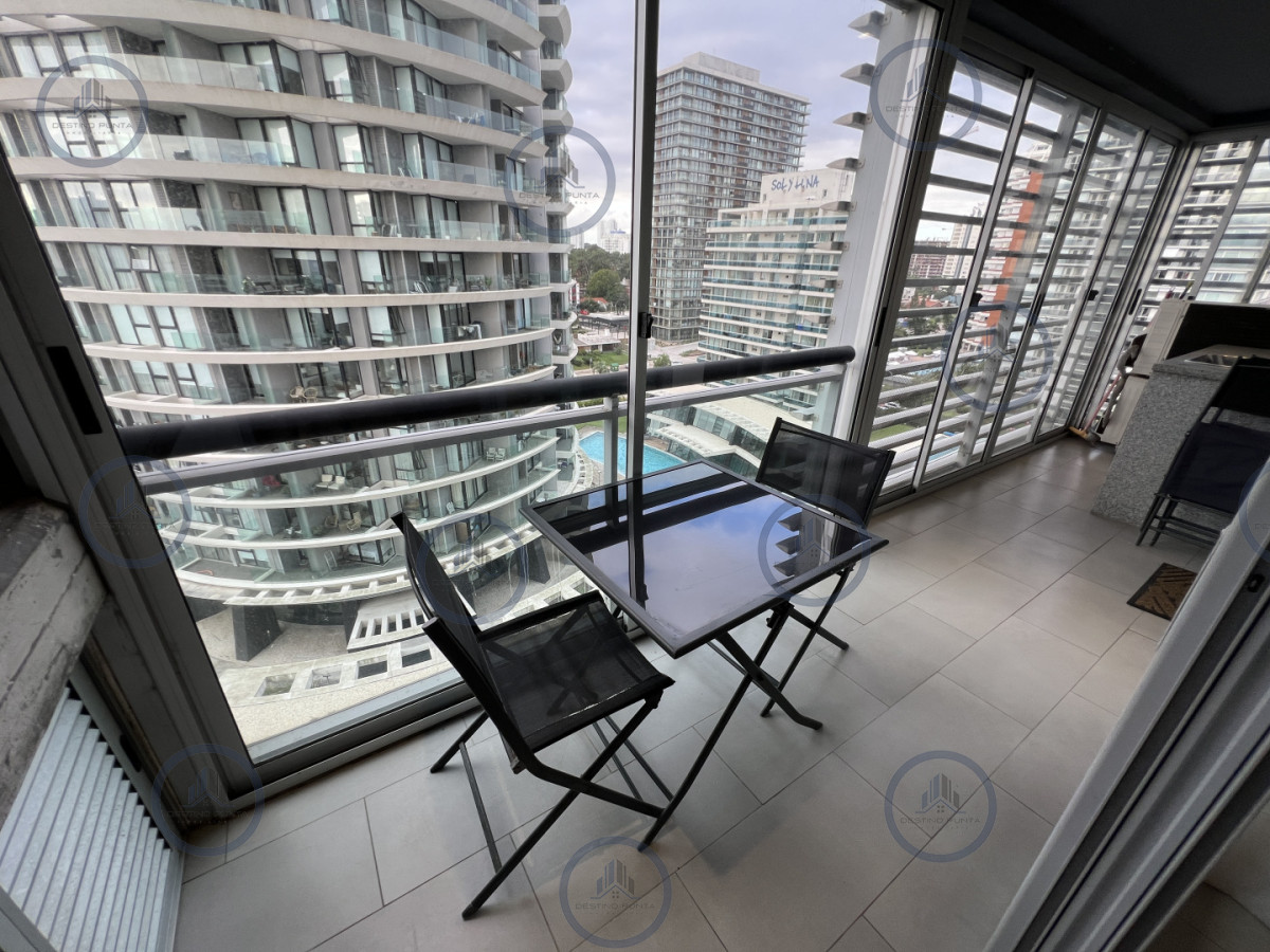 Apartamento ID.3118 - Moderno Apartamento de 2 Dormitorios con Parrillero, a metros del mar. Punta del Este