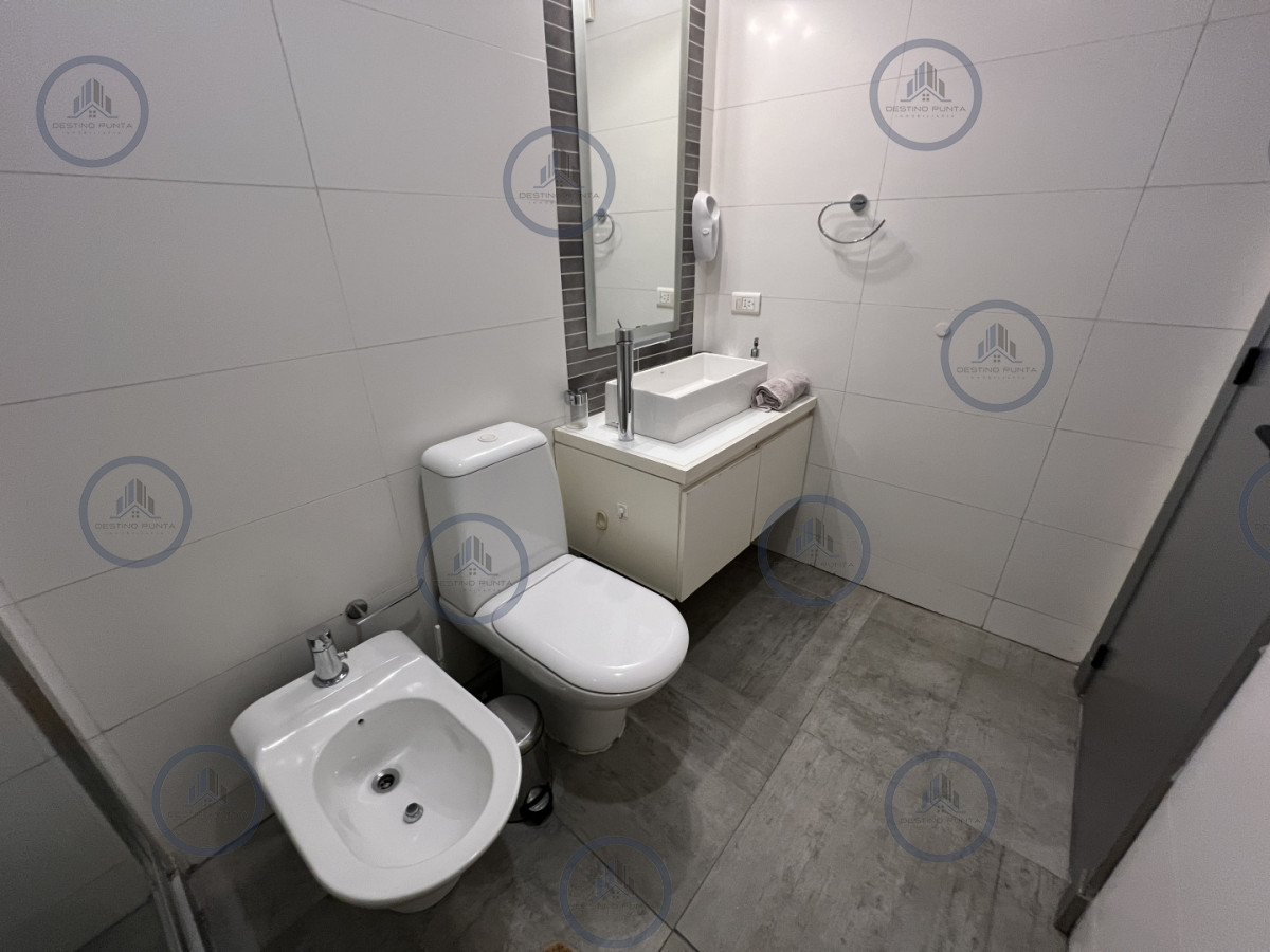 Apartamento ID.3118 - Moderno Apartamento de 2 Dormitorios con Parrillero, a metros del mar. Punta del Este