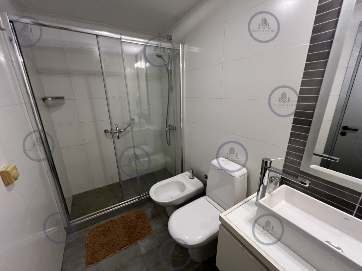 Apartamento ID.3118 - Moderno Apartamento de 2 Dormitorios con Parrillero, a metros del mar. Punta del Este