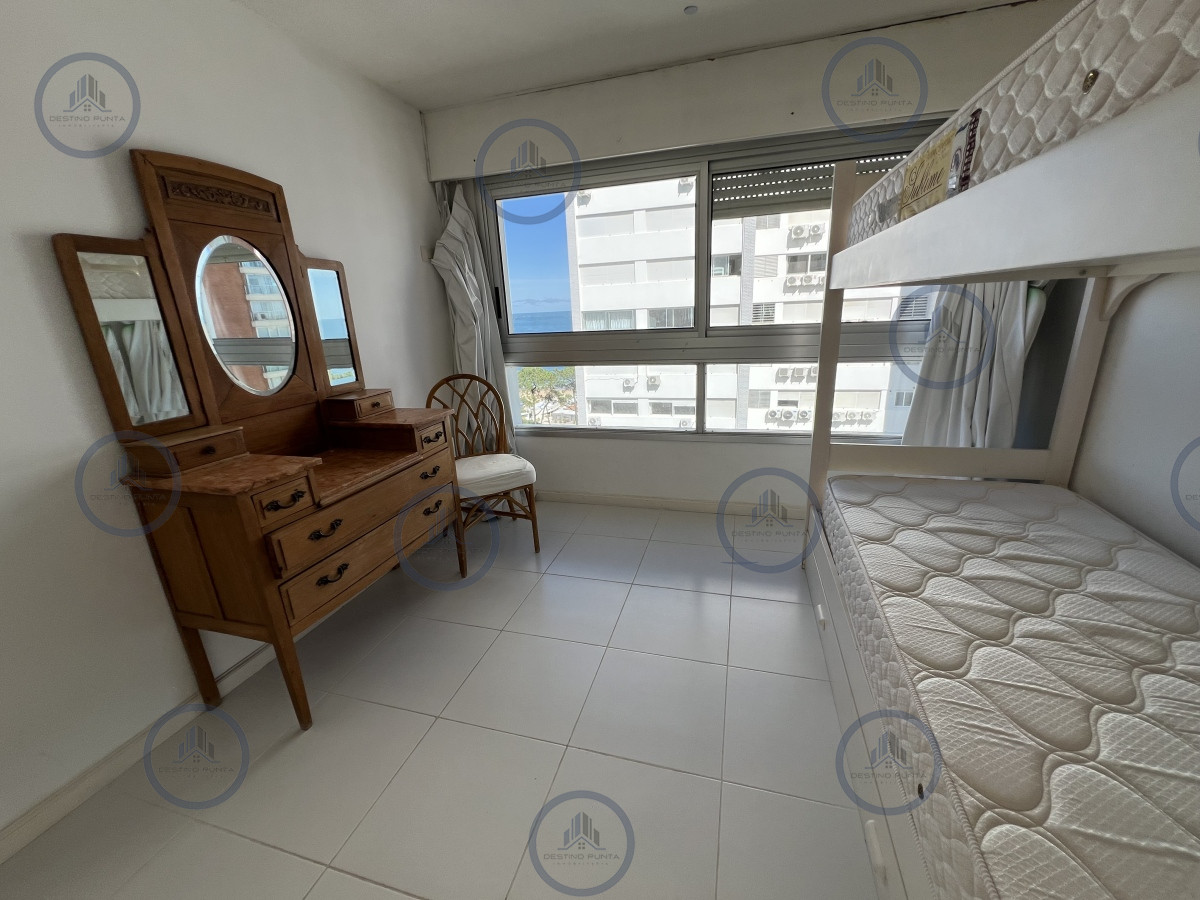 Apartamento ID.1952 - Apartamento de 2 Dormitorios a metros del Mar con Vista, Playa Mansa en Venta