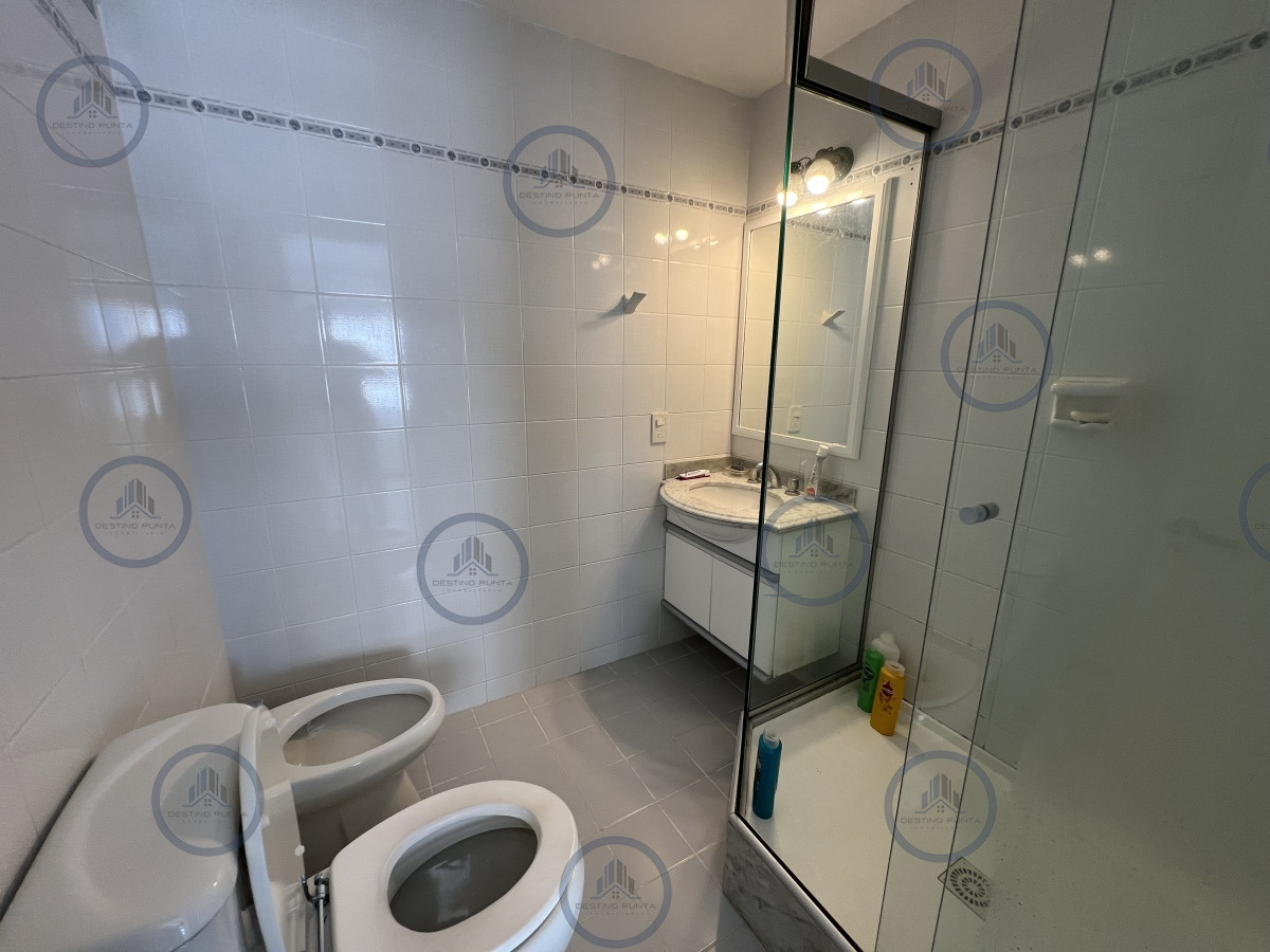Apartamento ID.1952 - Apartamento de 2 Dormitorios a metros del Mar con Vista, Playa Mansa en Venta