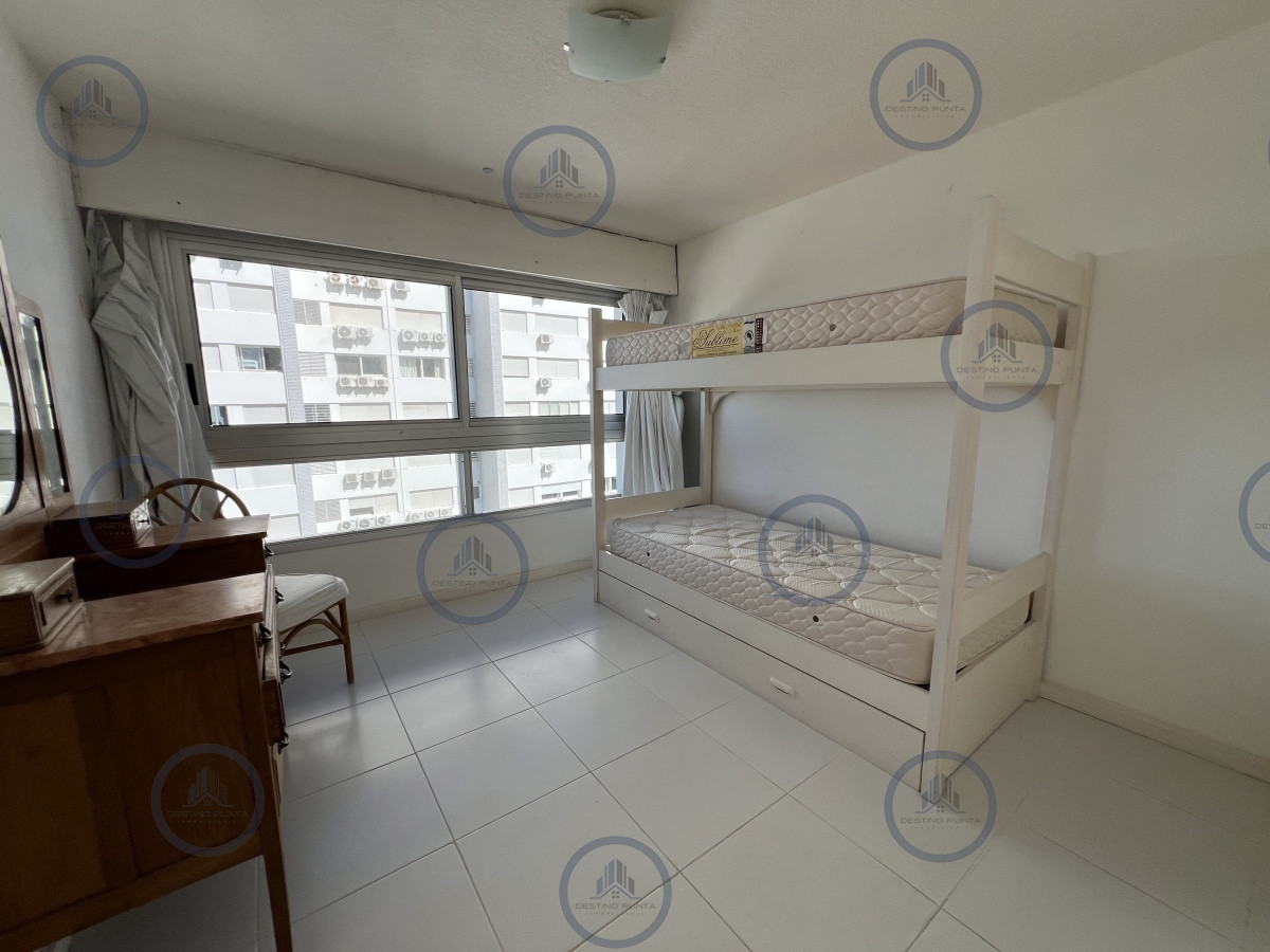 Apartamento ID.1952 - Apartamento de 2 Dormitorios a metros del Mar con Vista, Playa Mansa en Venta