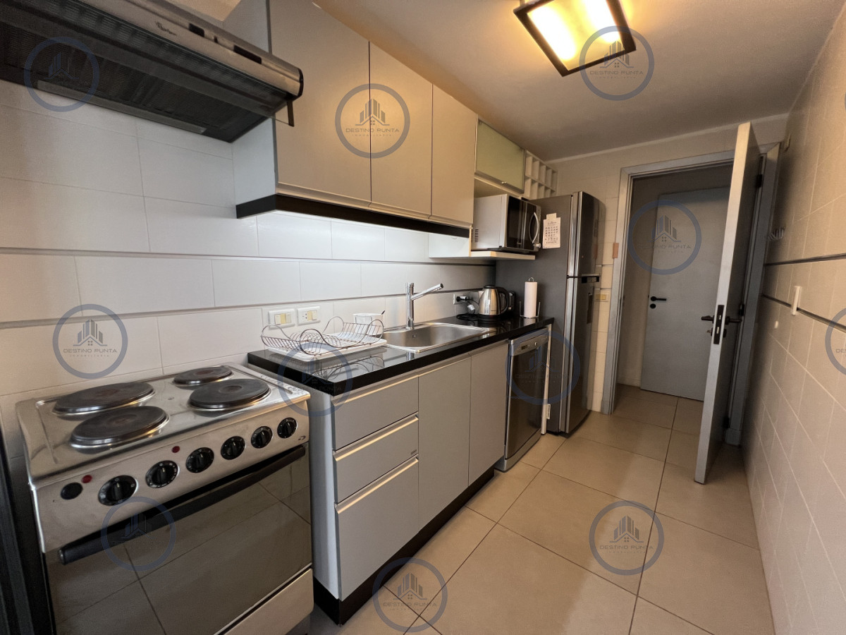 Apartamento ID.3118 - Moderno Apartamento de 2 Dormitorios con Parrillero, a metros del mar. Punta del Este