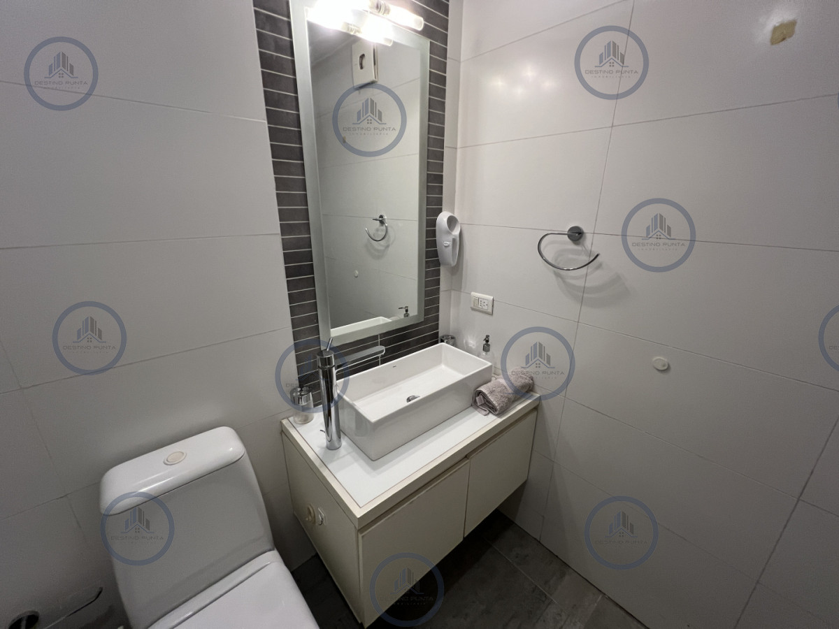 Apartamento ID.3118 - Moderno Apartamento de 2 Dormitorios con Parrillero, a metros del mar. Punta del Este