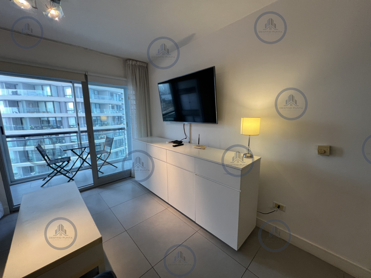 Apartamento ID.3118 - Moderno Apartamento de 2 Dormitorios con Parrillero, a metros del mar. Punta del Este