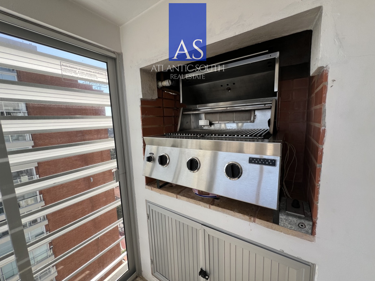 Apartamento ID.3992 - Apartamento 3 dormitorios+ dependencia piso alto frente al mar planta de categoría buen metraje garage Playa Mansa Punta del Este