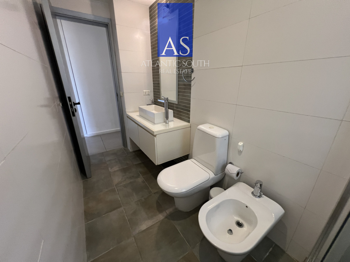 Apartamento ID.4669 - Apartamento de 2 dormitorios moderno con parrillero propio y garage Playa Mansa