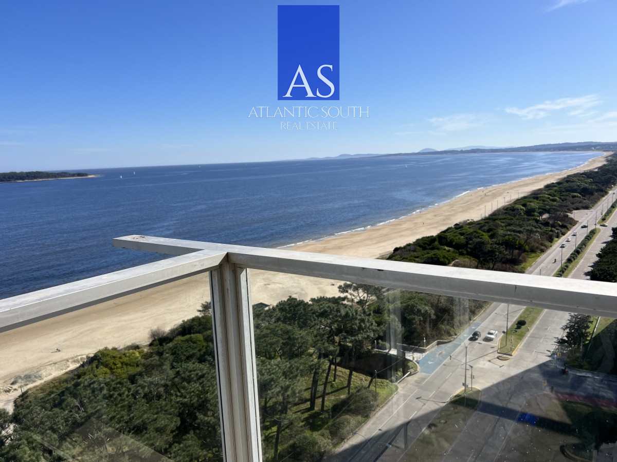 Apartamento ID.3992 - Apartamento 3 dormitorios+ dependencia piso alto frente al mar planta de categoría buen metraje garage Playa Mansa Punta del Este