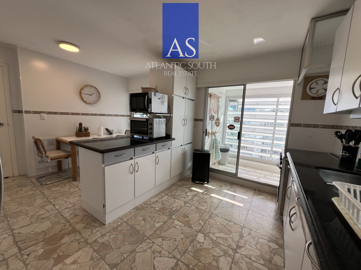 Apartamento ID.3992 - Apartamento 3 dormitorios+ dependencia piso alto frente al mar planta de categoría buen metraje garage Playa Mansa Punta del Este