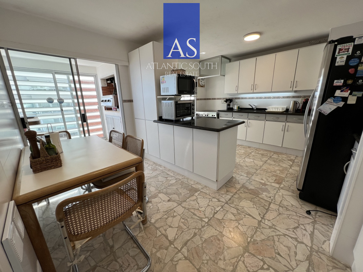 Apartamento ID.3992 - Apartamento 3 dormitorios+ dependencia piso alto frente al mar planta de categoría buen metraje garage Playa Mansa Punta del Este