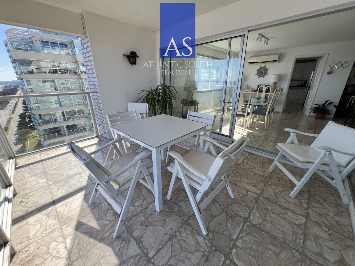 Apartamento ID.3992 - Apartamento 3 dormitorios+ dependencia piso alto frente al mar planta de categoría buen metraje garage Playa Mansa Punta del Este